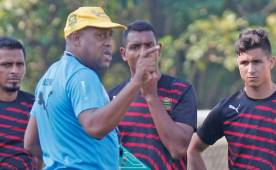 Marlon Peña recibiendo órdenes de Hernán Medford, nuevo estratega del Real España.